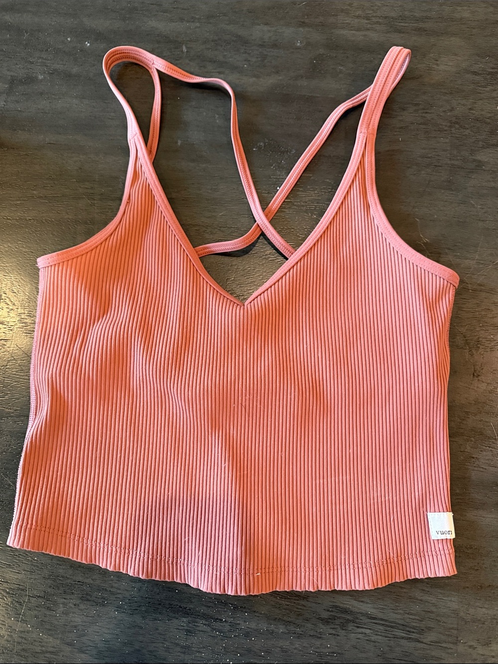Vuori Ribbed V-Neck Crossback Crop Tank - Coral